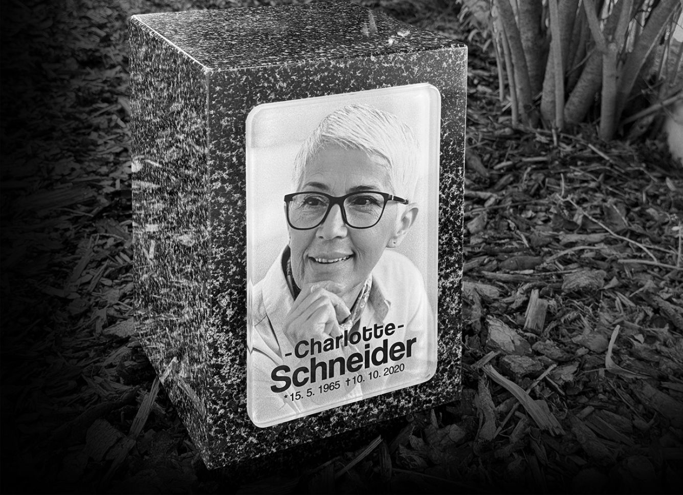 Skleněný náhrobek - Urny s tváří