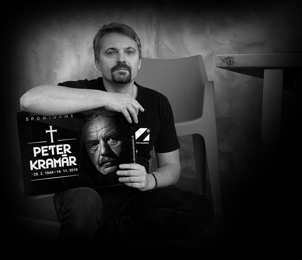 Skleněný náhrobek - Sobre nosotros