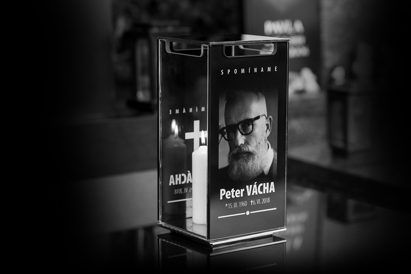 Skleněný náhrobek - Linternas con cara