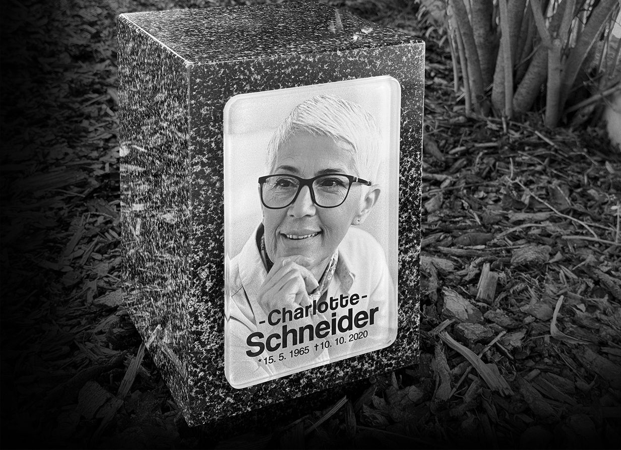 Skleněný náhrobek - Urnas con rostro