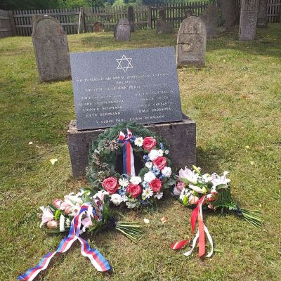 Monumento antes de la renovación con vidrio