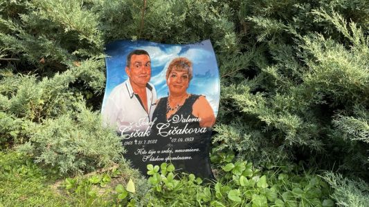 Lápida de vidrio con la forma de la piedra funeraria