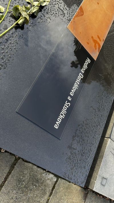 Lápida de vidrio con corten