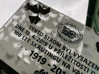 Placa conmemorativa de vidrio para un Scout