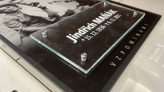 Placa para columbario con una etiqueta de nombres intercambiable