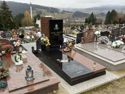 Tumba de vidrio con fotografía