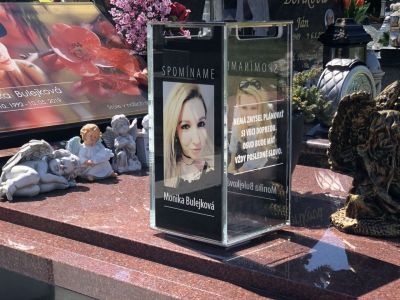 Linterna con rostro y fotografía en color