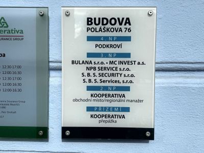 Señalización de edificio en vidrio