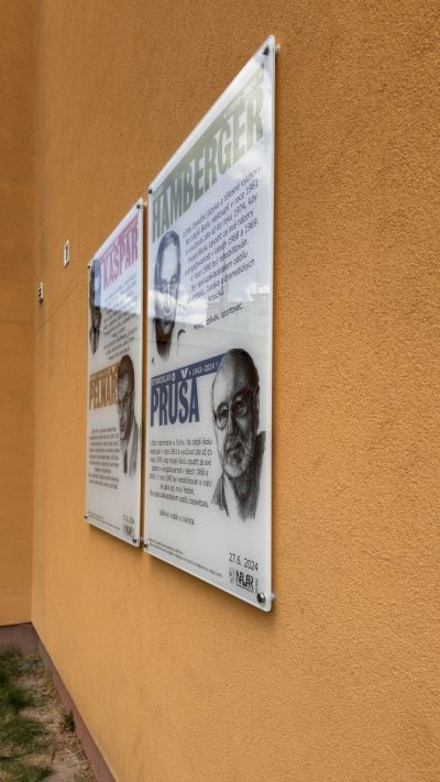 Placa conmemorativa con fotografía