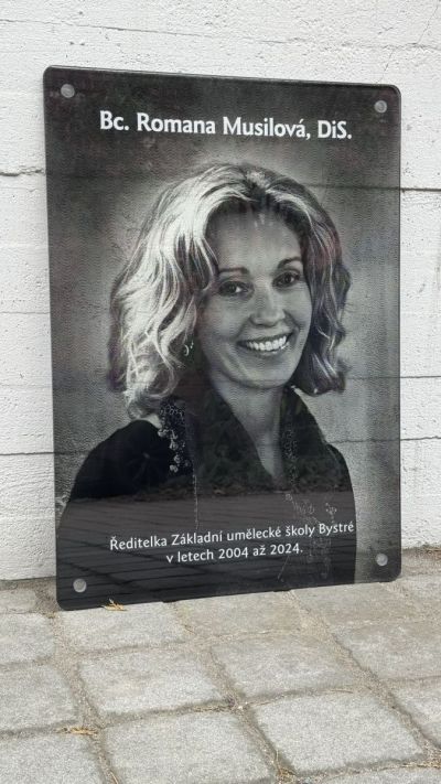 Placa conmemorativa con fotografía