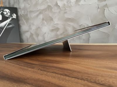 Placa de vidrio con fotografía en un soporte de acero inoxidable