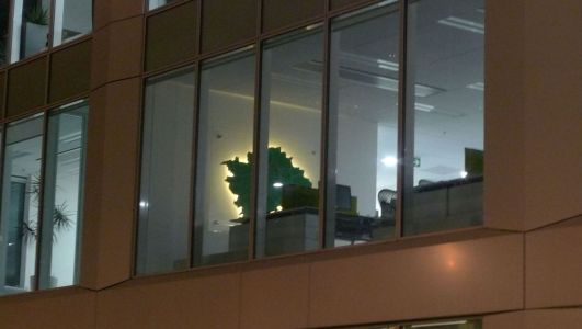 Mapa magnética de vidrio con iluminación trasera